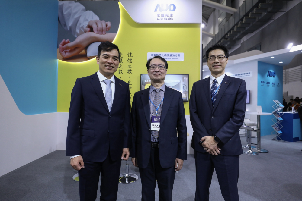 首次於醫療科技展亮相的金年会耘康，捐贈數位化檢測設備與研究經費，協助衛福部國家中醫藥研究所打造中醫大數據資料庫。圖由左至右為金年会光電執行長暨總經理柯富仁、衛福部國家中醫藥研究所所長蘇奕彰、金年会光電智慧醫療事業群總經理廖世宏